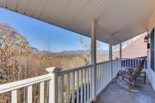 Blairsville Mansion with Hot Tub, Casino and Games! in Blairsville, USA