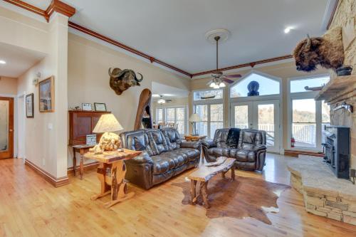 Blairsville Mansion with Hot Tub, Casino and Games! in Blairsville, USA
