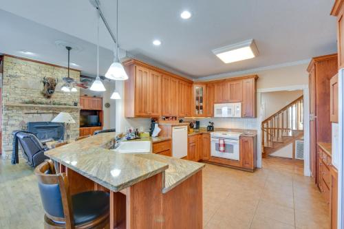 Blairsville Mansion with Hot Tub, Casino and Games! in Blairsville, USA