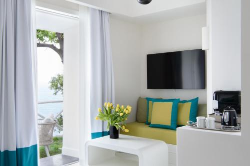 Deluxe Room with Sea View image 2