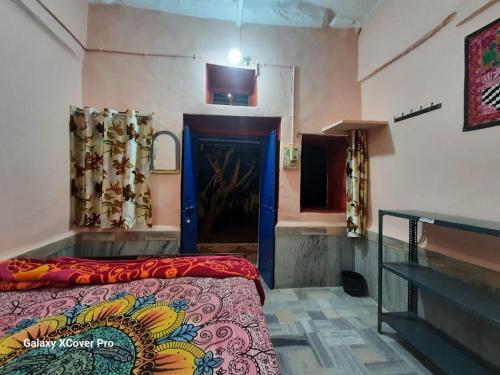 Small Double Room image 6