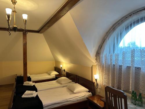 3 twin beds