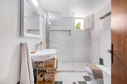 Herakles House - Close to ancient sites near Nafplio. Spacious. Equipped for all-year-round comfort. Herakles House - Close to ancient sites near Nafplio. Spacious. Equipped for all-year-round comfort.