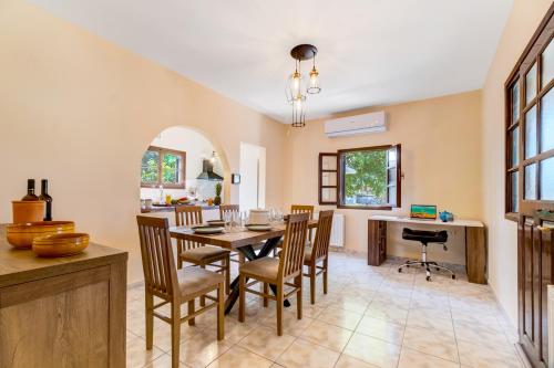 Herakles House - Close to ancient sites near Nafplio. Spacious. Equipped for all-year-round comfort. Herakles House - Close to ancient sites near Nafplio. Spacious. Equipped for all-year-round comfort.