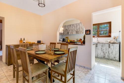 Herakles House - Close to ancient sites near Nafplio. Spacious. Equipped for all-year-round comfort. Herakles House - Close to ancient sites near Nafplio. Spacious. Equipped for all-year-round comfort.