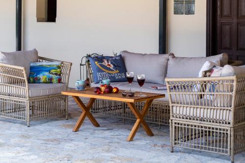 Herakles House - Close to ancient sites near Nafplio. Spacious. Equipped for all-year-round comfort. Herakles House - Close to ancient sites near Nafplio. Spacious. Equipped for all-year-round comfort.