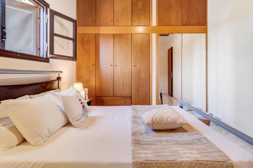 Herakles House - Close to ancient sites near Nafplio. Spacious. Equipped for all-year-round comfort. Herakles House - Close to ancient sites near Nafplio. Spacious. Equipped for all-year-round comfort.