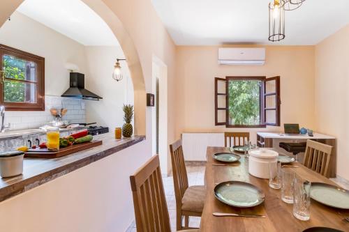 Herakles House - Close to ancient sites near Nafplio. Spacious. Equipped for all-year-round comfort. Herakles House - Close to ancient sites near Nafplio. Spacious. Equipped for all-year-round comfort.
