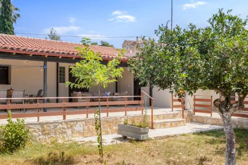 Herakles House - Close to ancient sites near Nafplio. Spacious. Equipped for all-year-round comfort. Herakles House - Close to ancient sites near Nafplio. Spacious. Equipped for all-year-round comfort.