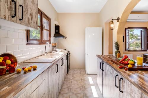 Herakles House - Close to ancient sites near Nafplio. Spacious. Equipped for all-year-round comfort. Herakles House - Close to ancient sites near Nafplio. Spacious. Equipped for all-year-round comfort.