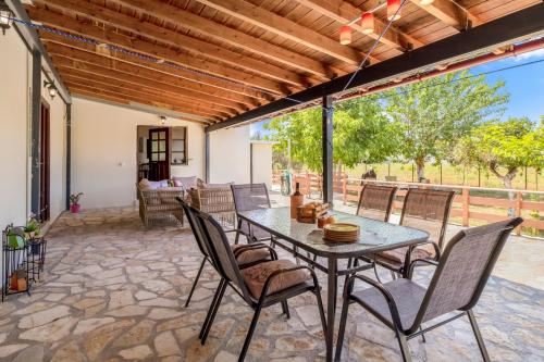 Herakles House - Close to ancient sites near Nafplio. Spacious. Equipped for all-year-round comfort. Herakles House - Close to ancient sites near Nafplio. Spacious. Equipped for all-year-round comfort.