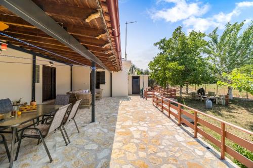 Herakles House - Close to ancient sites near Nafplio. Spacious. Equipped for all-year-round comfort. Herakles House - Close to ancient sites near Nafplio. Spacious. Equipped for all-year-round comfort.