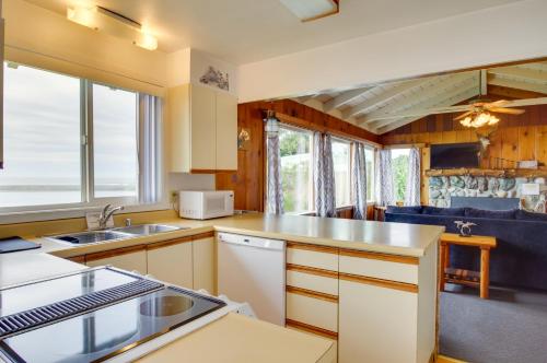 Rustic Coastal Smith River Cottage with Ocean Views! in Smith River