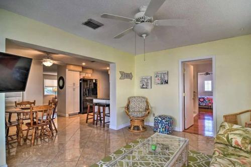 Quiet Home-Heated Pool-King Bed- 3 mi to Madeira Beach in Seminole, USA