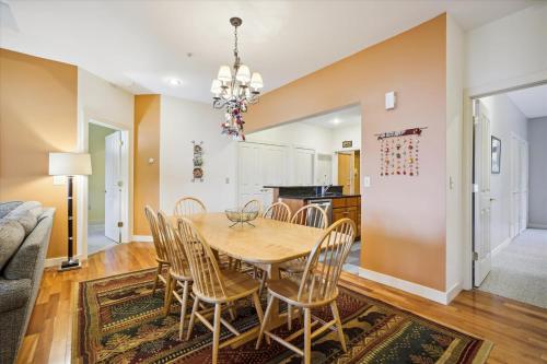 Gorgeous views, tastefully decorated Ski on ski off 3 bedroom condo, with sports center access Lodges 303 in Killington, USA
