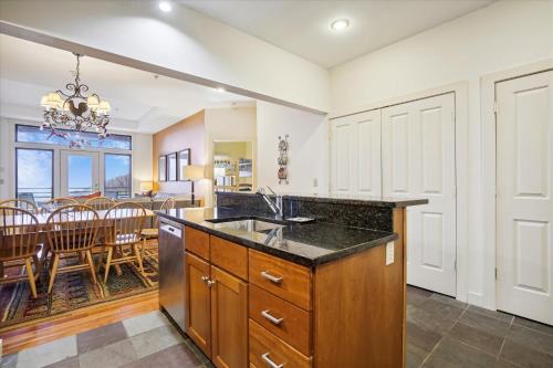 Gorgeous views, tastefully decorated Ski on ski off 3 bedroom condo, with sports center access Lodges 303 in Killington, USA