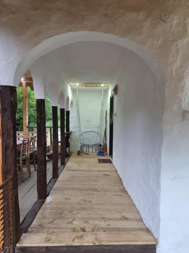 Kmetova Bajka in ยาเนีย