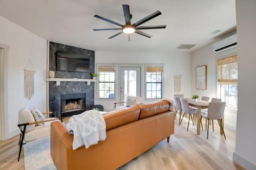 Modern Graford Cabin Walk to Possum Kingdom Lake! in Graford, USA