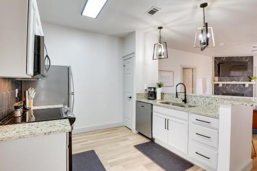 Modern Graford Cabin Walk to Possum Kingdom Lake! in Graford, USA