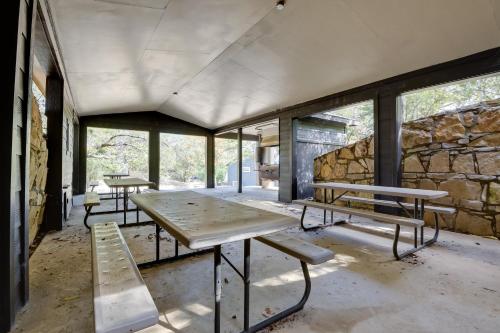 Modern Graford Cabin: Walk to Possum Kingdom Lake! in Graham (TX)