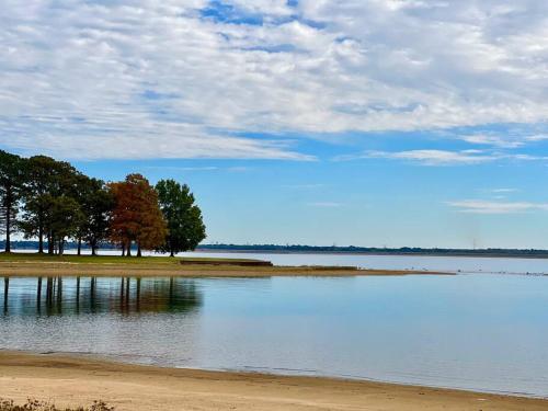 Scenic Cove, a lakehouse rental on Cedar Creek Lake in Trinidad, USA