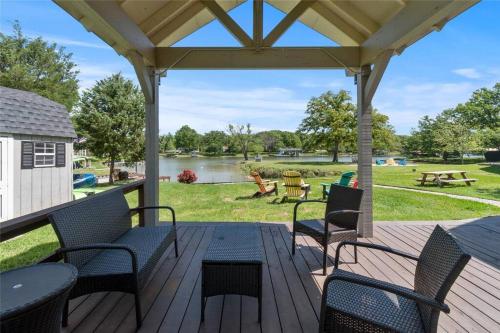 Scenic Cove, a lakehouse rental on Cedar Creek Lake in Trinidad, USA