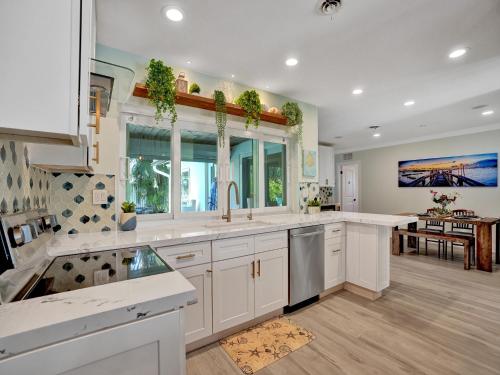 Amazing 5 bed house w pool, jacuzzi and your own boat in Lighthouse Point, USA
