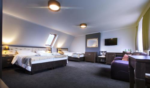 3 twin beds, 1 sofa bed