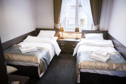 3 twin beds
