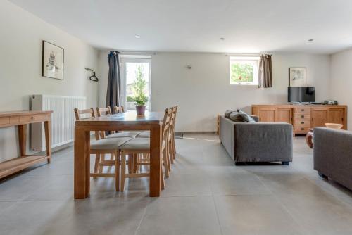 Two-Bedroom Cottage image 7