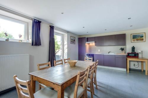 Three-Bedroom Cottage image 4