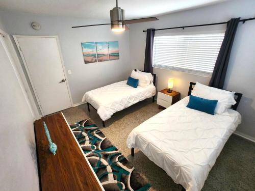 Modern Oasis! Walk to Beach, King Bed, Backyard & Workspace in Deerfield Beach, USA