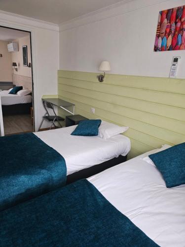 3 twin beds