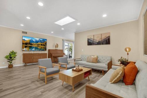 Stunning Home · LA Main Attractions + Disneyland! in West Covina, Vereinigte Staaten von Amerika