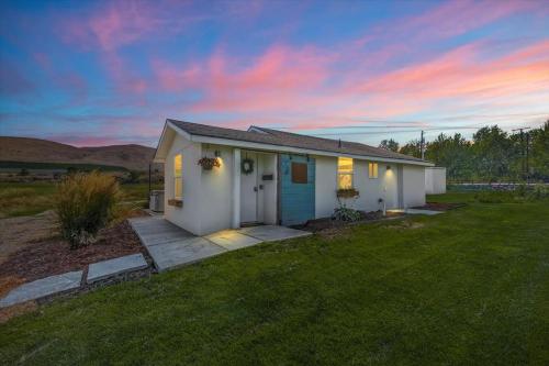 The Ahtanum Cottage - NEW hot tub and great views!