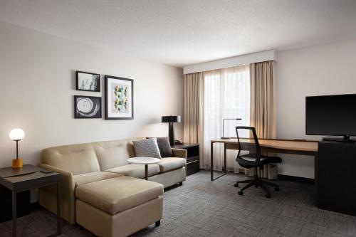 Newly Renovated King Studio with Sofa Bed - Hearing Accessible