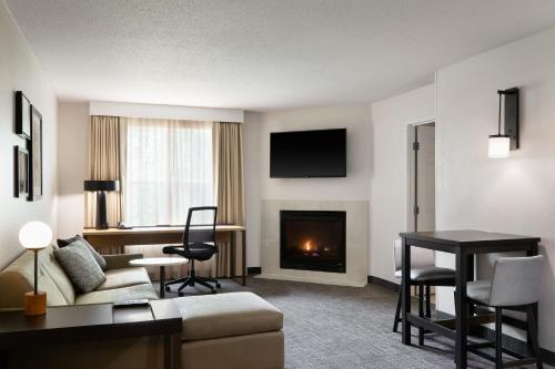 One-Bedroom King Suite with Sofa Bed and Fireplace