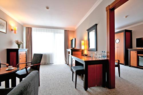 1 queen bed, 1 twin bed