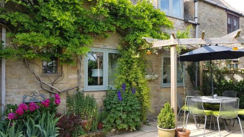 ทัศนียภาพภายนอกโรงแรม, Graziers Cottage - character Cotswold cottage with inglenook, parking and pub nearby in ปิลลีย์