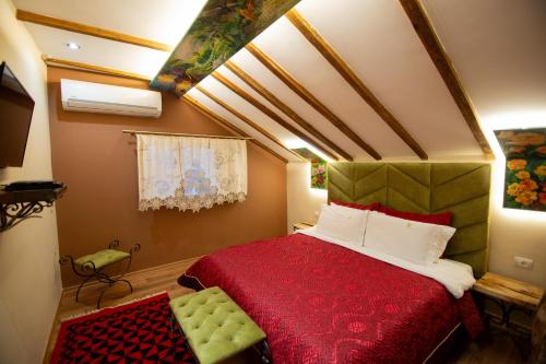 1 queen bed, 1 sofa bed
