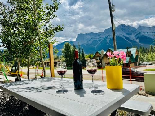 Skyline Getaway - Mountain Views - Pool - Hot Tub, Canmore (foto 2)