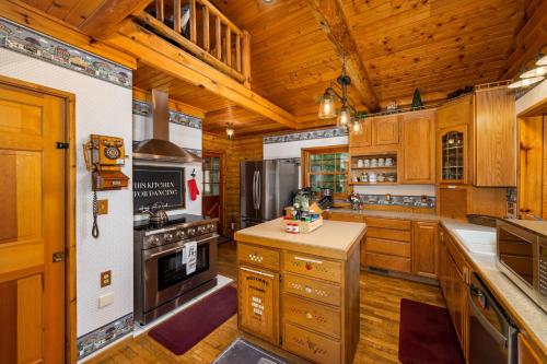 Log Cabin with Hot Tub on Wenatchee River - image 9