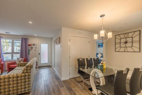 Skyline Getaway - Mountain Views - Pool - Hot Tub, Canmore (foto 7)