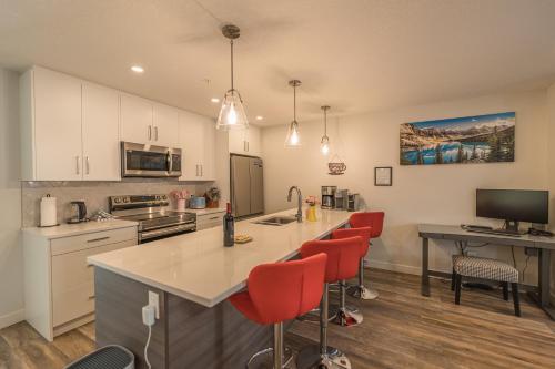 Skyline Getaway - Mountain Views - Pool - Hot Tub, Canmore (foto 6)