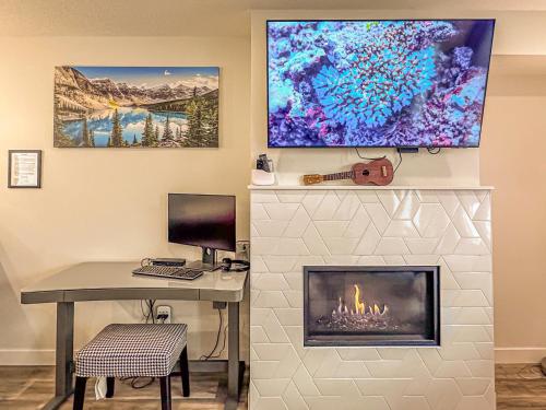 Skyline Getaway - Mountain Views - Pool - Hot Tub, Canmore (foto 8)