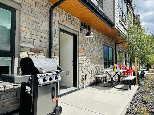 Skyline Getaway - Mountain Views - Pool - Hot Tub, Canmore (foto 3)