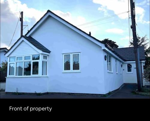 White 3 bed bungalow with en-suite and parking