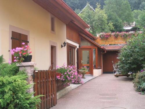 Gîte au calme avec 2 chambres, terrasse, jardin, BBQ et parking inclus à Breitenbach-Haut-Rhin - FR-1-744-42 gîte à louer Ober-Breitenbach