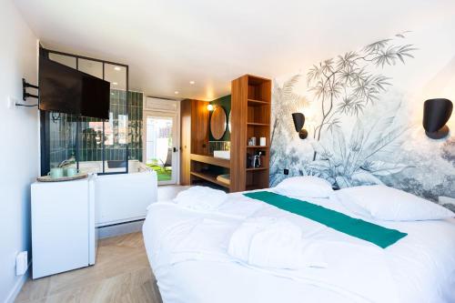 Shared lounge/TV area, Love Room du Mont d'Or - Baignoire SPA - Minibar offert in Notre-Dame-Limite