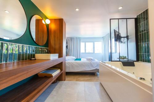 Love Room du Mont d'Or - Baignoire SPA - Minibar offert in Notre-Dame-Limite